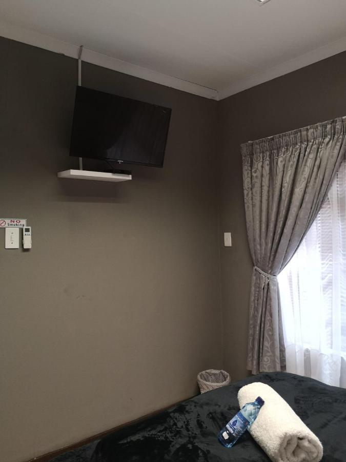 Gluckman Drive Guesthouse Welkom Esterno foto